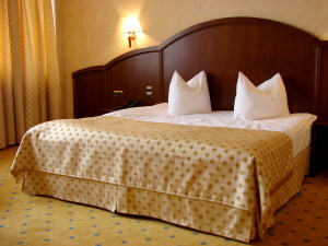 12 Camera Matrimoniala