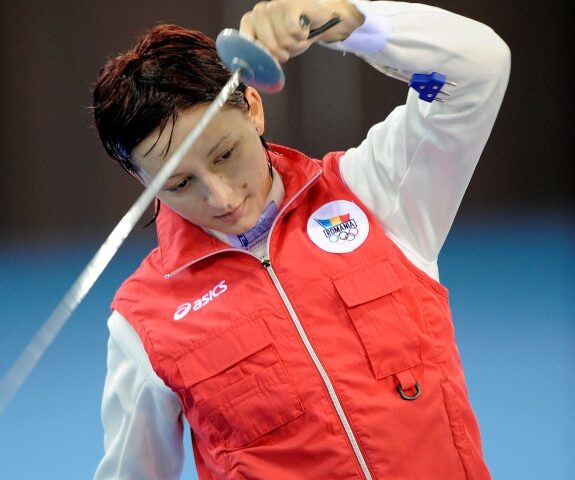 Campioana mondială la spadă Ana Maria Brânză susţine copiii orădeni