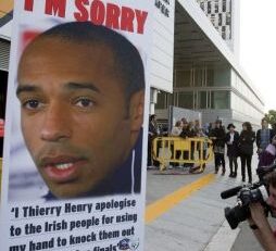 Henry, facut praf pe internet!