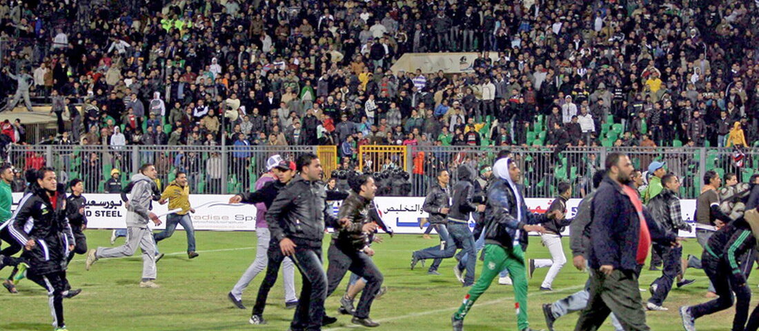 Un meci de fotbal din Egipt, urmat de o tragedie: 74 morţi şi sute de răniţi