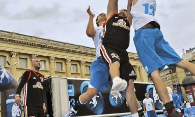 Baschet spectacol în Piaţa George Enescu