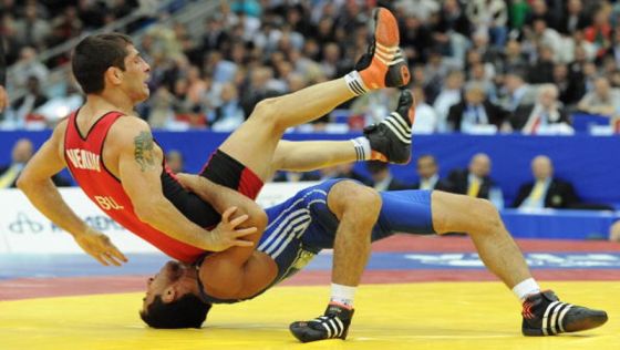 Lângă podiumul întrecerilor continentale