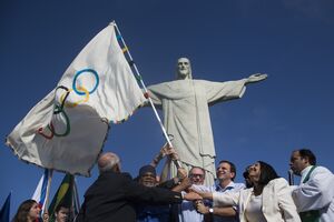 Drapelul olimpic a fost arborat pe Corcovado, lângă Isus Mântuitorul, din Rio