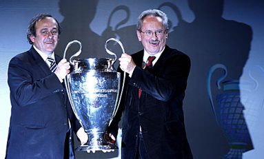Platini a înmânat trofeul Champions League primarului oraşului München