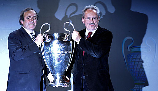 Platini a înmânat trofeul Champions League primarului oraşului München