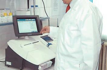 Dorel Tocitu, şeful Laboratorului de Biochimie :„Nu există rezultate mari care să nu treacă prin laboratoare“