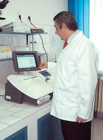 Dorel Tocitu, şeful Laboratorului de Biochimie :„Nu există rezultate mari care să nu treacă prin laboratoare“