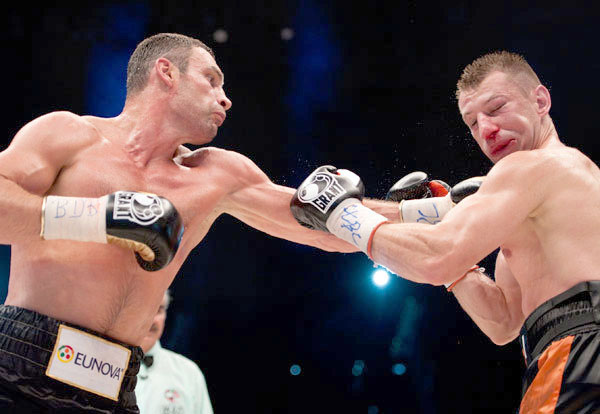Încă un KO pentru Vitali Klitschko! Pugilistul şi-a păstrat centura WBC la categoria grea