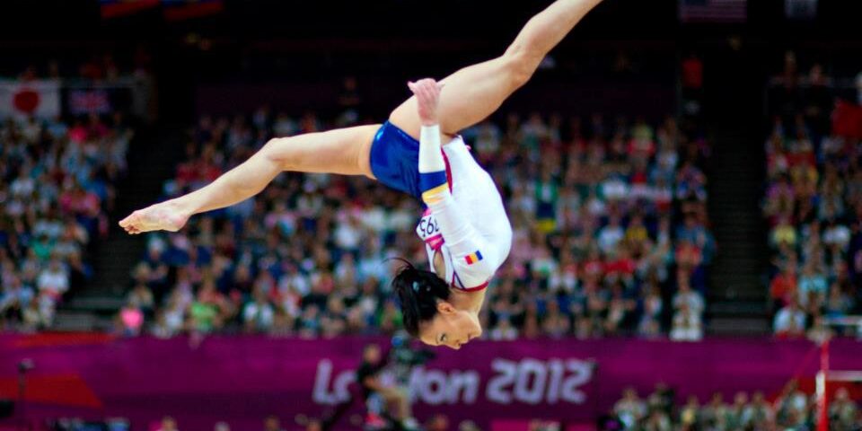 Cătălina Ponor a pierdut dramatic podiumul la bârnă!