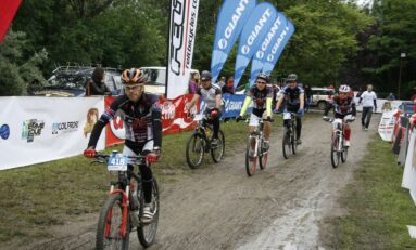 Cupe pline cu vin pentru cicliştii de la CS Tibiscus