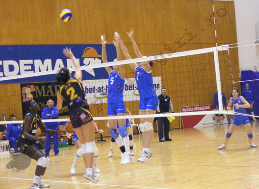 Începe finala feminină de volei