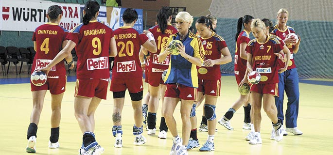 Astăzi, toată ţara le susţine pe fetele de la Oltchim!