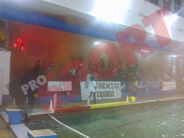Violenţă exacerbată! Fanii giuleşteni au oprit un meci de polo juniori