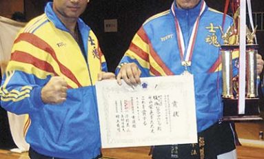 FR de Kempo demonstrează că este membru WMMA prin două scrisoari de recunoaştere