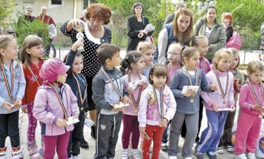 Când pisica nu-i acasă, copiii se joacă pe masă!