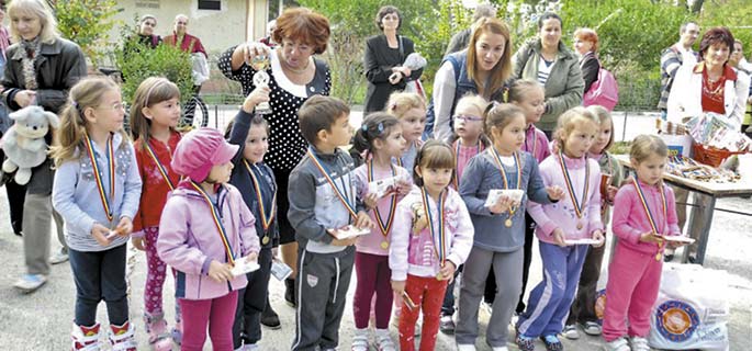 Când pisica nu-i acasă, copiii se joacă pe masă!