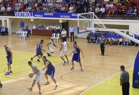 Craiovenii câștigă și trec pe locul secund