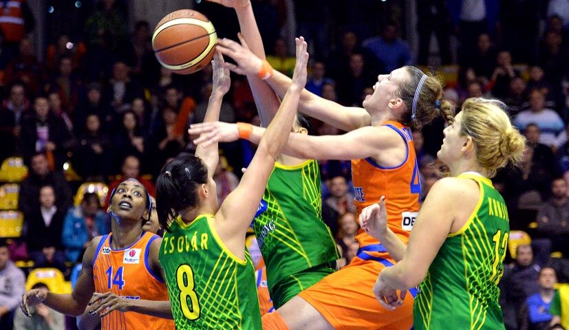 Victorii categorice ale favoritelor la debutul semifinalelor baschetului feminin