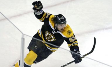 Boston Bruins câștigă primul duel cu New York Rangers