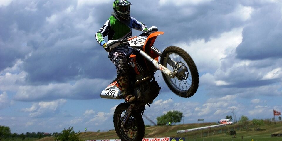 Piloţii de motocross au păstrat un moment de reculegere înainte de startul cursei de la Ciolpani