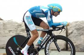 Dowsett câștigă contratimpul, Nibali preia tricoul roz