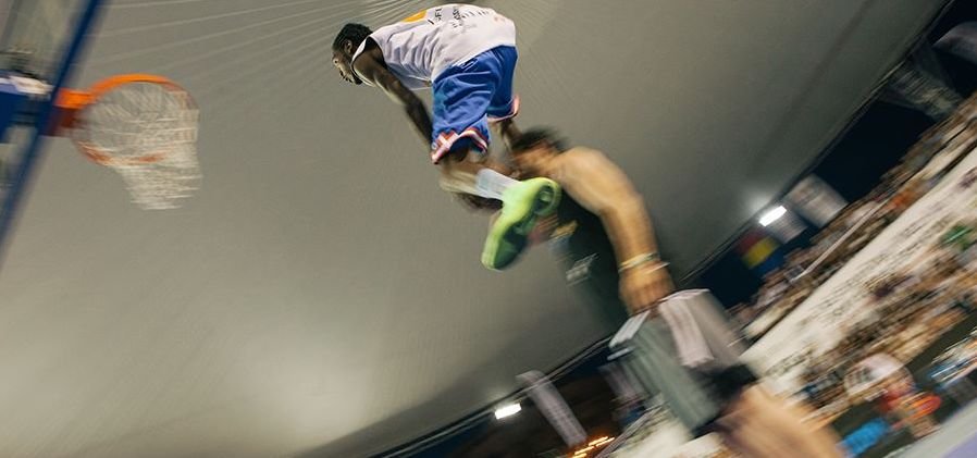 Justin Darlington a câștigat concursul de slam dunk-uri la Wizz Air Sport Arena Streetball