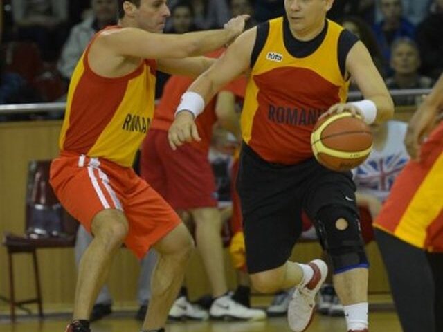Premierul României joacă baschet la Sport Arena Streetball