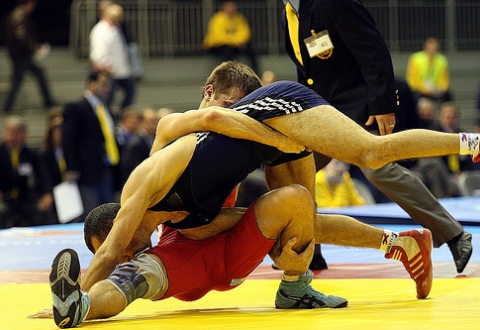 Încă două locuri cinci la CE de lupte