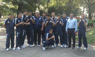 Doi români luptă pentru medalii la CE de box pentru tineret