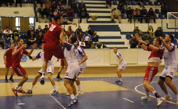 Dinamo şi Ştiinţa Bacău au relansat lupta pentru locul secund în Liga Naţională de handbal