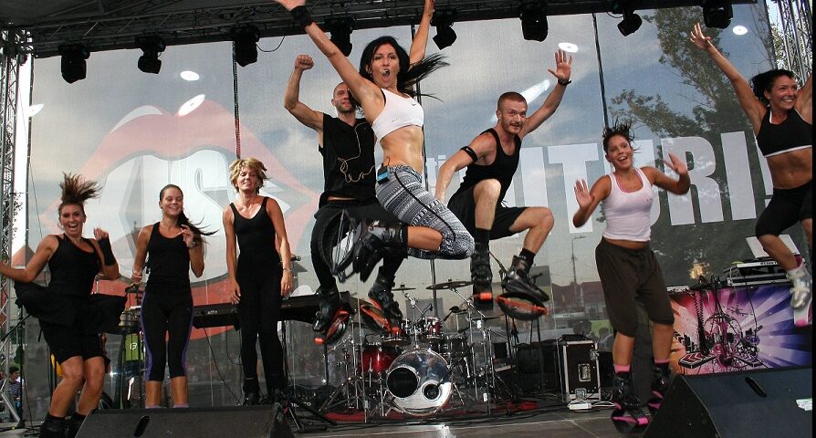 Foşti şi actuali campioni la gimnastică, fotbal sau scrimă s-au apucat de Kangoo Jumps