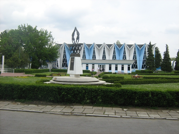 Jos mâinile de pe statui!