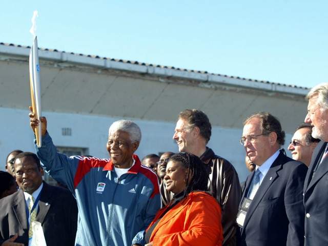 Nelson Mandela, omagiat de Comitetul Internaţional Olimpic