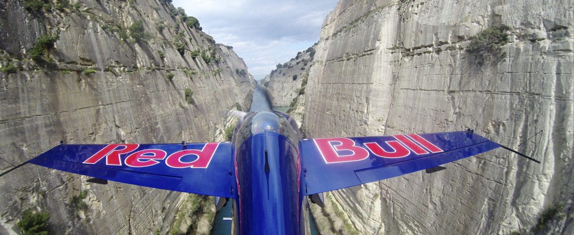 În premieră mondială, zbor periculos printre malurile Canalului Corint