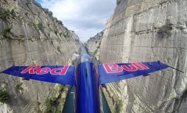 În premieră mondială, zbor periculos printre malurile Canalului Corint