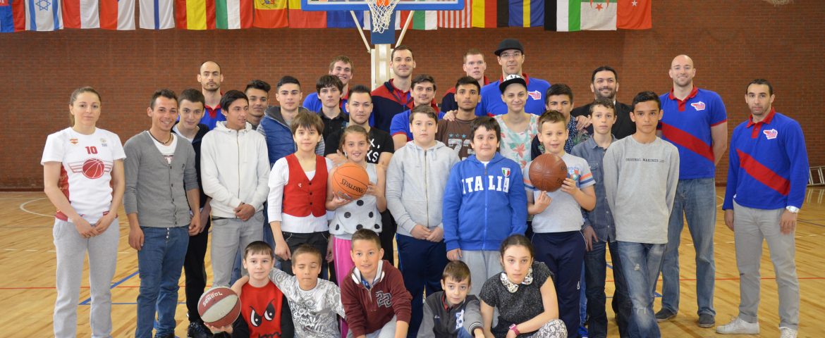 Elevii s-au familiarizat cu baschetul în cadrul programului “Şcoala altfel”