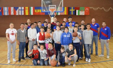 Elevii s-au familiarizat cu baschetul în cadrul programului "Şcoala altfel"