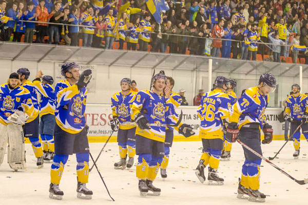 Corona Braşov este noua campioană a României la hochei pe gheaţă!