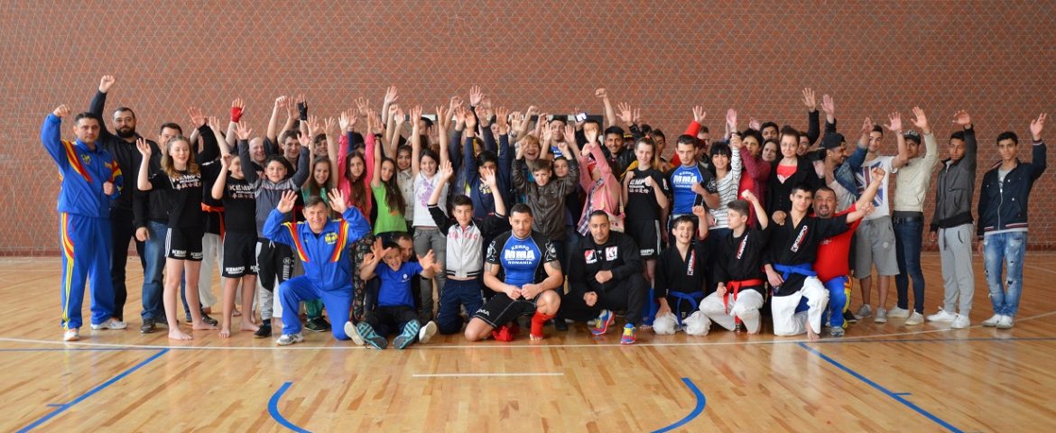 Elevii au învăţat tehnici de Kempo în cadrul programului “Şcoala altfel”