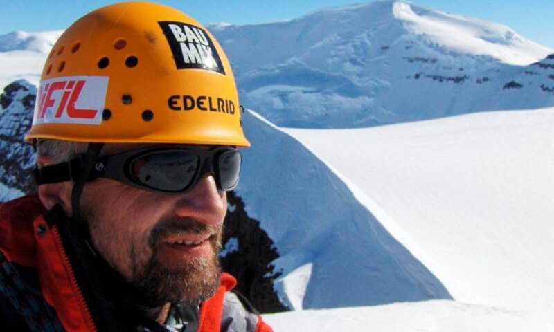 Patru români pot deveni primii oameni care escaladează vârful Tsartse