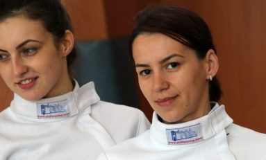 Simona Gherman îi premiază pe micii scrimeri