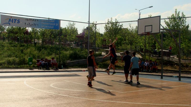 Tinerii bucureşteni s-au distrat de ziua lor în Parcul Tineretului