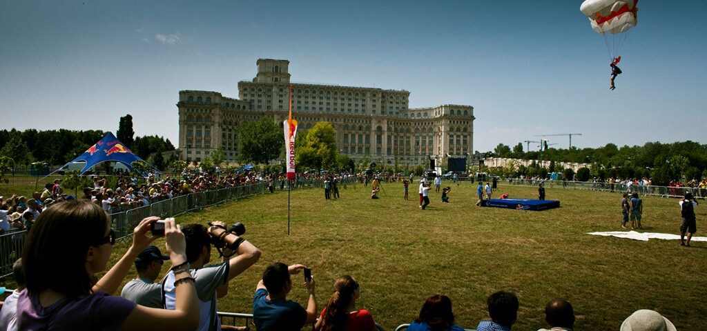 Parcul Izvor din Capitală, punct de atracţie pentru iubitorii paraşutismului