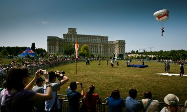Parcul Izvor din Capitală, punct de atracţie pentru iubitorii paraşutismului