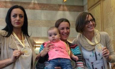 Campioanele europene la spadă, primite cu fast pe aeroportul Otopeni