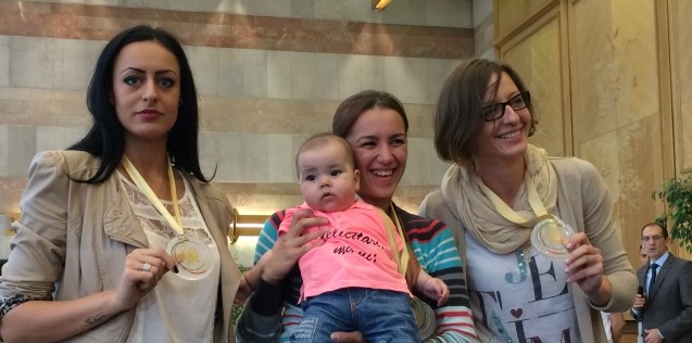 Campioanele europene la spadă, primite cu fast pe aeroportul Otopeni