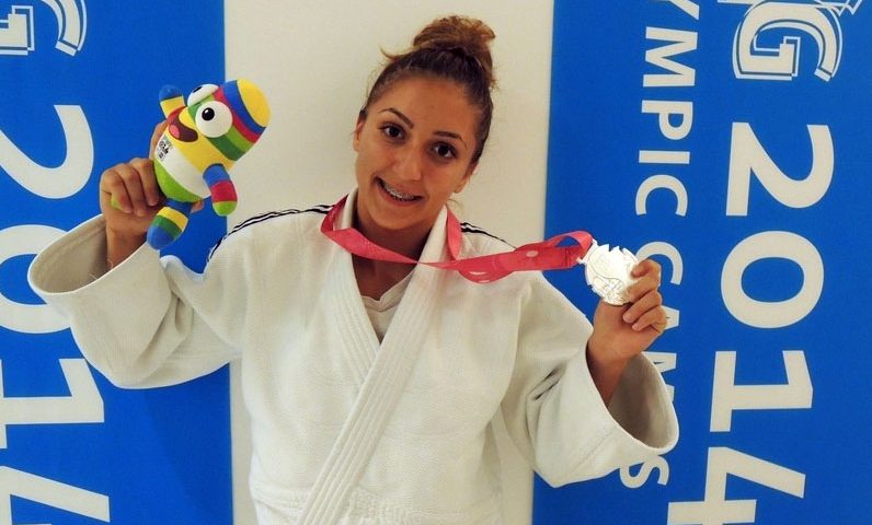 Judoka Stefania Dobre aduce României prima medalie, un argint, la Jocurile Olimpice ale Tineretului. Ambele echipaje de canotaj și înotatorul Robert Glinta, finalisti