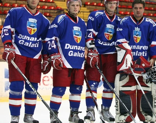 Hocheiștii din București și Galați vor juca pentru titlul la hochei pe gheață