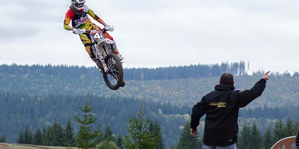 De la motocross la supercross e doar un pas!