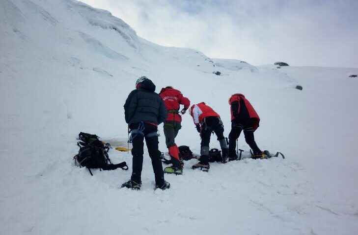 Alpinişti români duc acvila carpatină pe cel mai înalt vulcan din lume